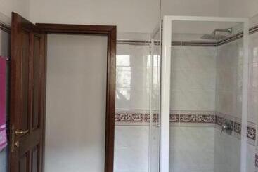 تختخواب و صبحانه Bandi House