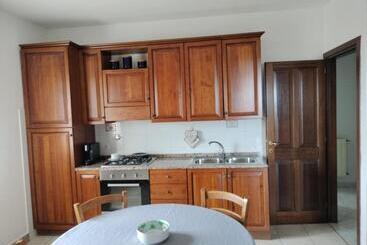 تختخواب و صبحانه Bandi House