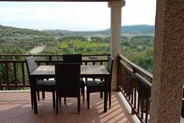 تختخواب و صبحانه Bandi House