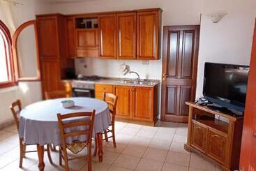 تختخواب و صبحانه Bandi House