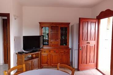 تختخواب و صبحانه Bandi House