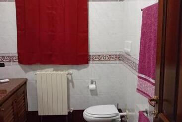 تختخواب و صبحانه Bandi House