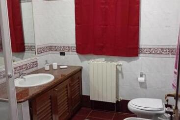 تختخواب و صبحانه Bandi House