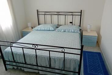 تختخواب و صبحانه Bandi House