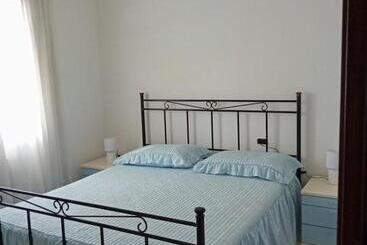 تختخواب و صبحانه Bandi House
