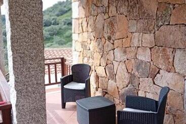 تختخواب و صبحانه Bandi House