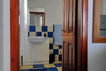 تختخواب و صبحانه Bandi House