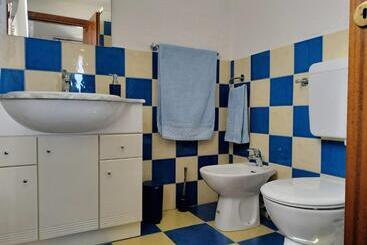 تختخواب و صبحانه Bandi House