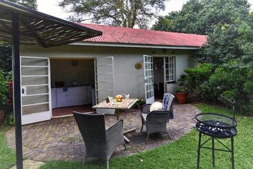 تختخواب و صبحانه Random Harvest Country Cottages