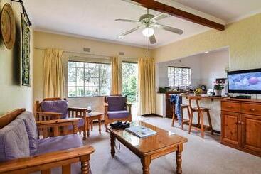 تختخواب و صبحانه Random Harvest Country Cottages
