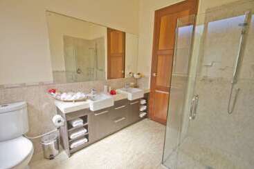 تختخواب و صبحانه Rarotonga S Fishing Lodge   Gt S
