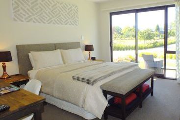تختخواب و صبحانه Copper Beech Wanaka  Luxury Accommodation