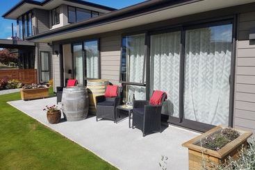 تختخواب و صبحانه Copper Beech Wanaka  Luxury Accommodation