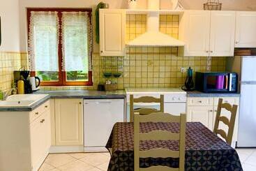 پانسیون Le Petit Prince à Sarlat   Parking Privé   Piscine Chauffée   Espace Bien être Jacuzzi Et Massages