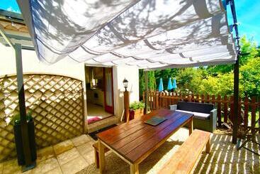 پانسیون Le Petit Prince à Sarlat   Parking Privé   Piscine Chauffée   Espace Bien être Jacuzzi Et Massages