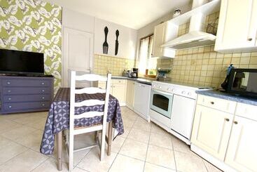 پانسیون Le Petit Prince à Sarlat Parking Privé Piscine Chauffée Espace Bien être Jacuzzi Et Massages