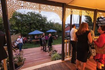 پانسیون Montacute Boutique Bunkhouse