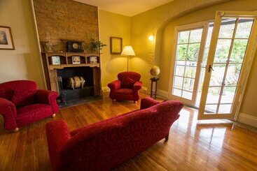 پانسیون Montacute Boutique Bunkhouse