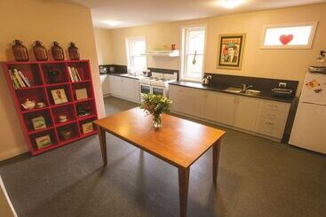 پانسیون Montacute Boutique Bunkhouse
