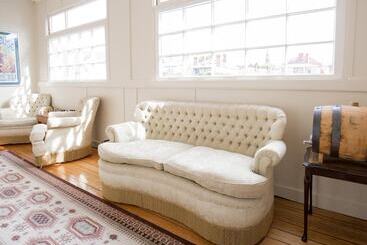 پانسیون Montacute Boutique Bunkhouse