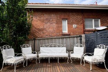 پانسیون Montacute Boutique Bunkhouse