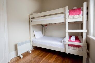 پانسیون Montacute Boutique Bunkhouse
