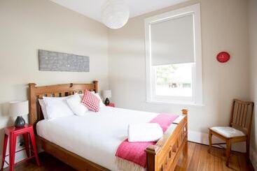 پانسیون Montacute Boutique Bunkhouse