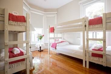 پانسیون Montacute Boutique Bunkhouse