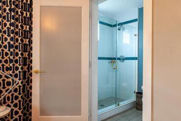 Oceanside Hotel And Suites