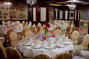 هتل Roman By Dumbrava Business Resort