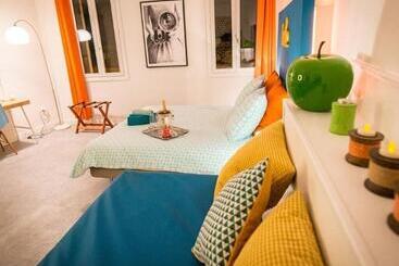 تختخواب و صبحانه La Maison Gustave