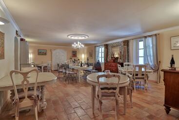 تختخواب و صبحانه Les Carmes And Spa