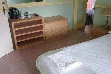 تختخواب و صبحانه The Holmlea