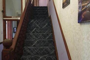 تختخواب و صبحانه The Holmlea