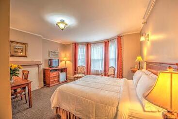 تختخواب و صبحانه The Sonata Inn