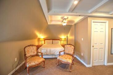 تختخواب و صبحانه The Sonata Inn