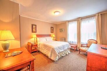 تختخواب و صبحانه The Sonata Inn