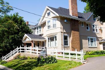 تختخواب و صبحانه The Sonata Inn
