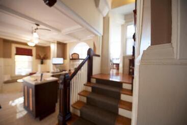 تختخواب و صبحانه The Sonata Inn