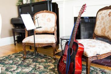 تختخواب و صبحانه The Sonata Inn