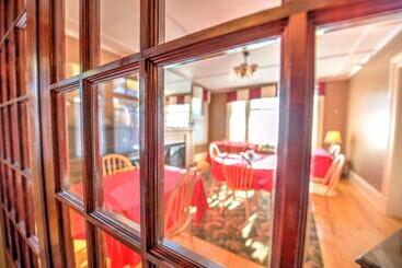 تختخواب و صبحانه The Sonata Inn