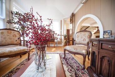 تختخواب و صبحانه The Sonata Inn