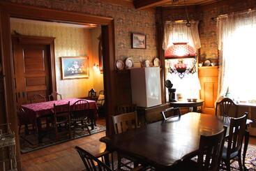 ベッドアンドブレックファースト Victorian Charm Inn