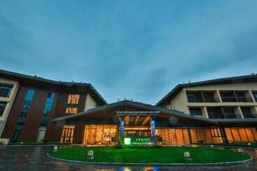 هتل Holiday Inn Express Emei Mountain, An Ihg