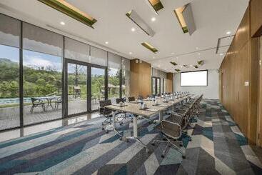 هتل Holiday Inn Express Emei Mountain, An Ihg