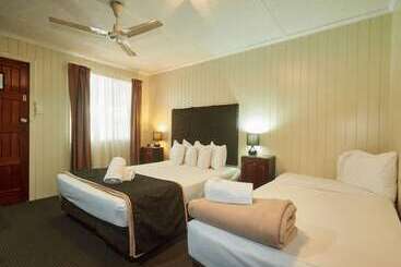 مُتل Country Plaza Motor Inn