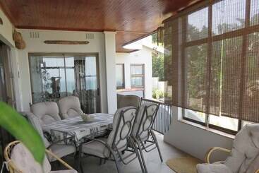 تختخواب و صبحانه Beachcomber Bay Guest House In South Africa