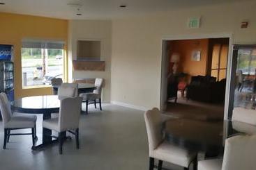 هتل Orca Inn Suites