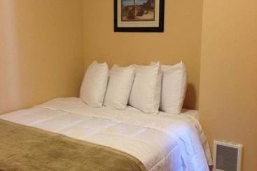 هتل Orca Inn Suites