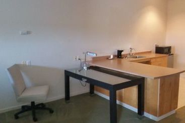 هتل Orca Inn Suites